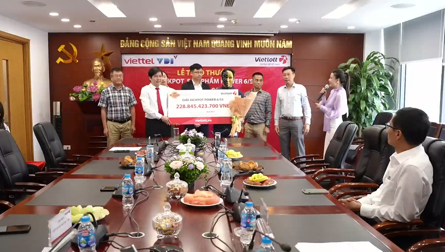 le-trao-thuong-vietlott-15-08-2 le-trao-thuong-vietlott-15-08-2