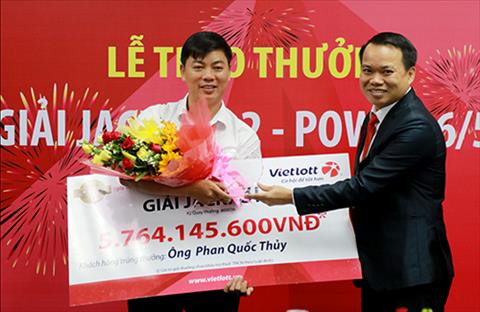 Ong Phan Quoc Thuy len nhan thuong khong deo mat na