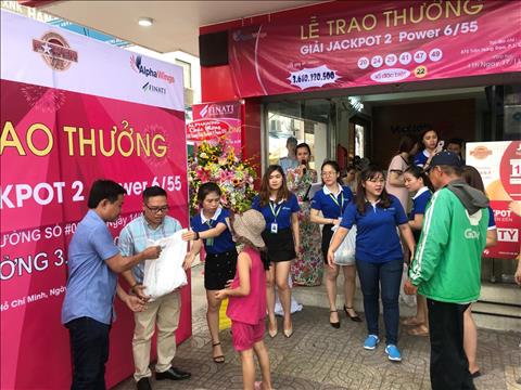 Khach hang trung Vietlott truc tiep phat gao cho dan ngheo